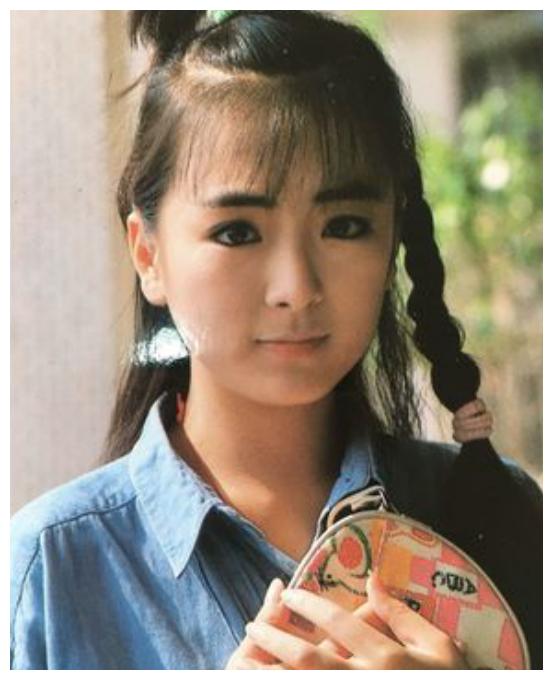 她是最甜美的琼女郎,却被初恋男友当街暴打,还三度为男友跳楼