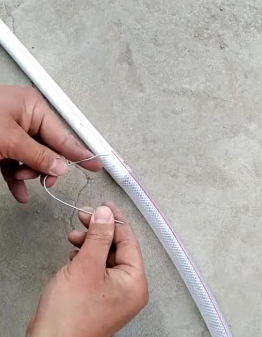 铁丝这样拧软管和硬管可以轻松接起来简单又牢靠