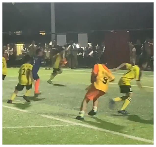 为跳广场舞与小朋友抢足球场，大爷砸锁大妈鼓掌，有人劝阻还被怼休闲区蓝鸢梦想 - Www.slyday.coM