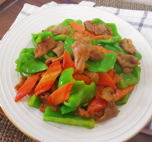 肉片炒青椒,简单快捷,滑嫩清香,下饭好菜!