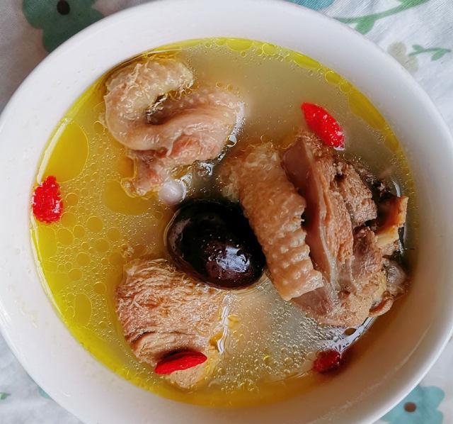 清炖老鸡汤by 云朵里的那只猫原料:老公鸡,红枣,料酒,大葱,盐.