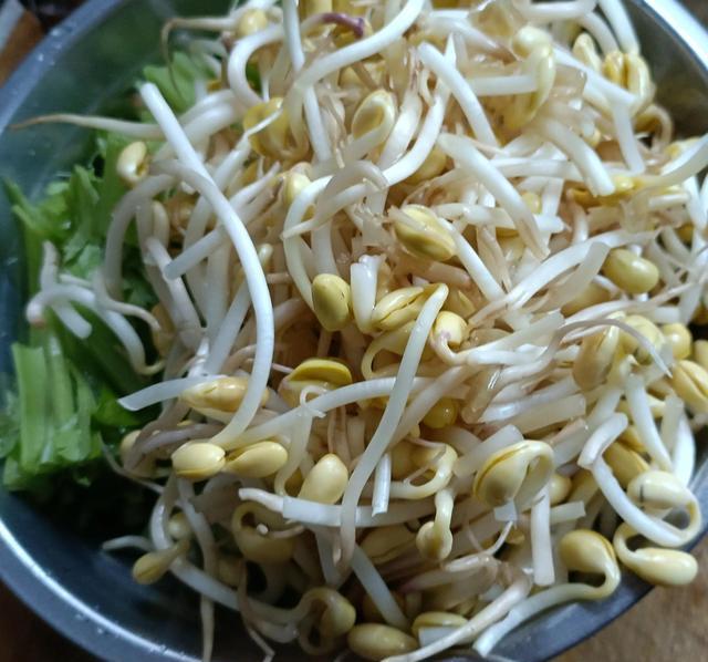 教你做香菇芹菜大豆芽焖面