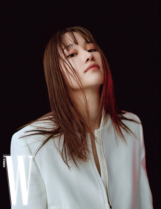 韩星全钟瑞杂志写真 与大狗亲密接触