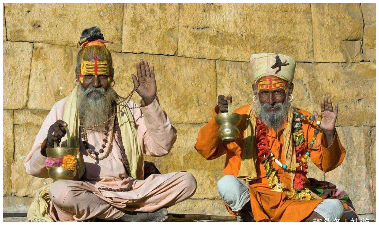 印度苦行僧,高举手臂50年不放下,后来他的手臂成这般模样