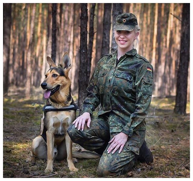 以上是一些德军部队的女兵近照,大家可能看到了图片里有女兵带红色