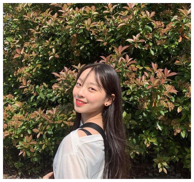 正文 李垂珉在剧中饰演精神的妹妹「郑朱莉」,是一个上高三后可以合法