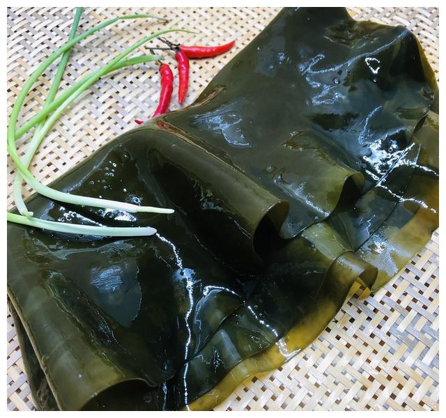 海带是海里的海藻,学名"褐藻",又叫昆布,咱们吃的味精起初就是从海带