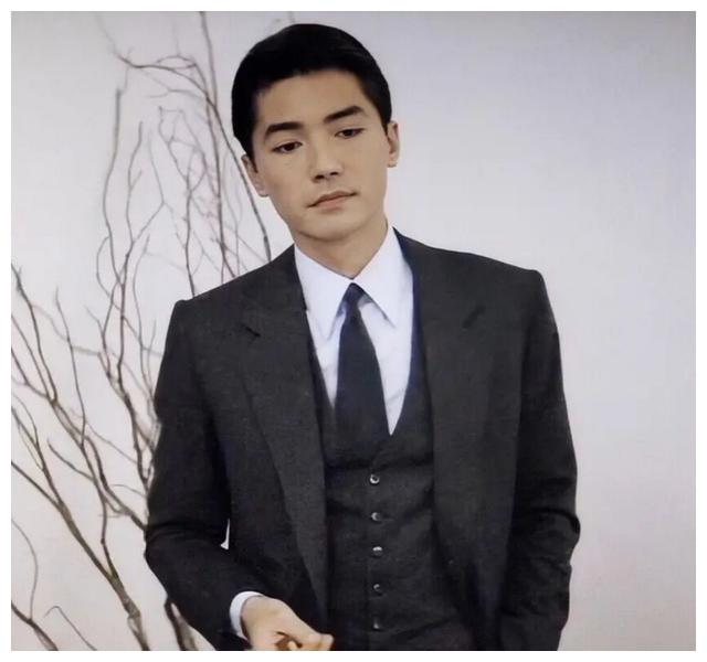 亚洲第一美男尊龙:无父无母童年坎坷,晚年无妻无子凄凉一生