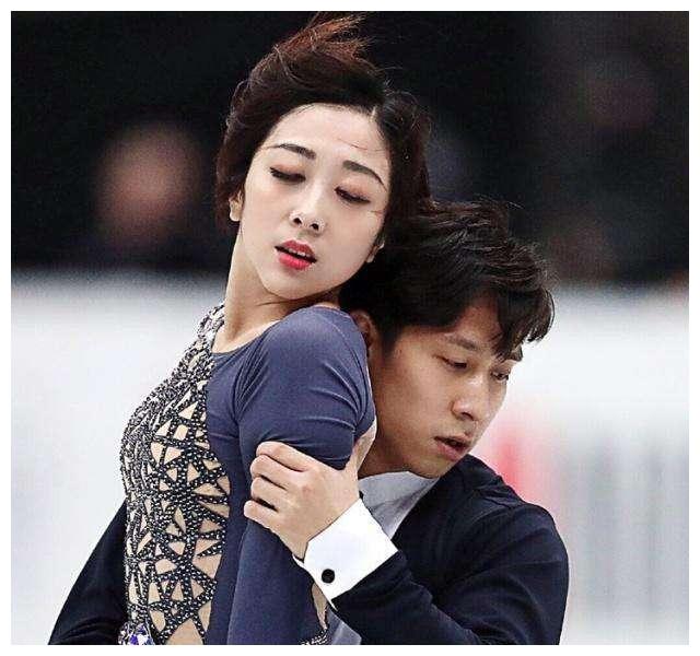 因偷吻队友小腹惹争议,私下频秀恩爱,搭档十二年至今