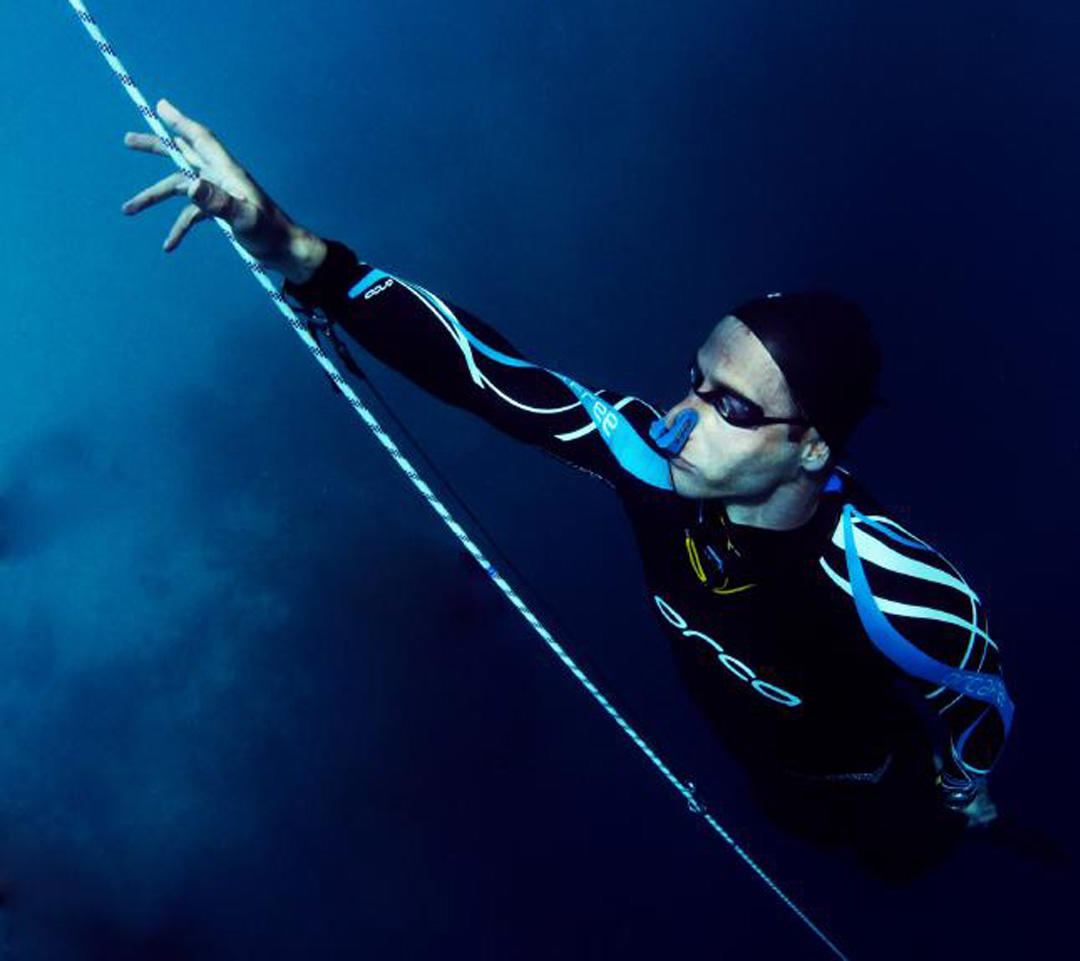 男子潜入水下200米,周围一片漆黑过程让人窒息绝望