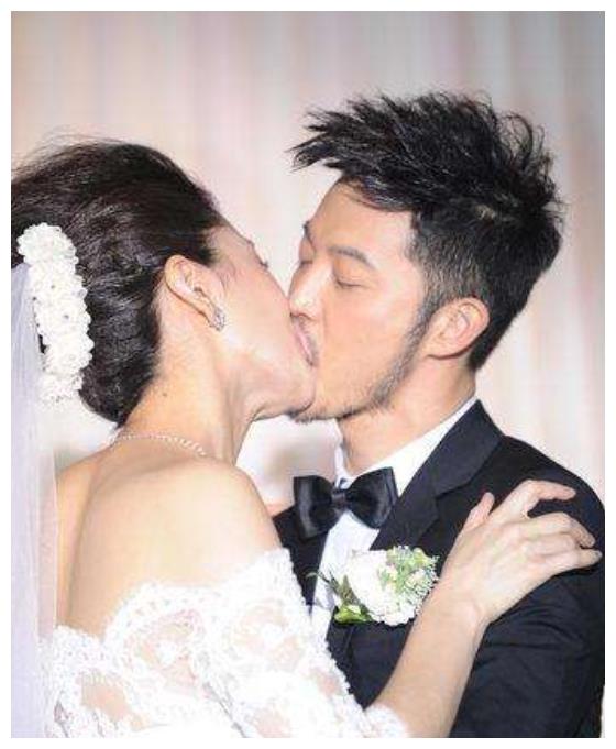 明星婚礼上的吻,沙溢让人笑场刘诗诗浪漫,而他们则足足有三分钟