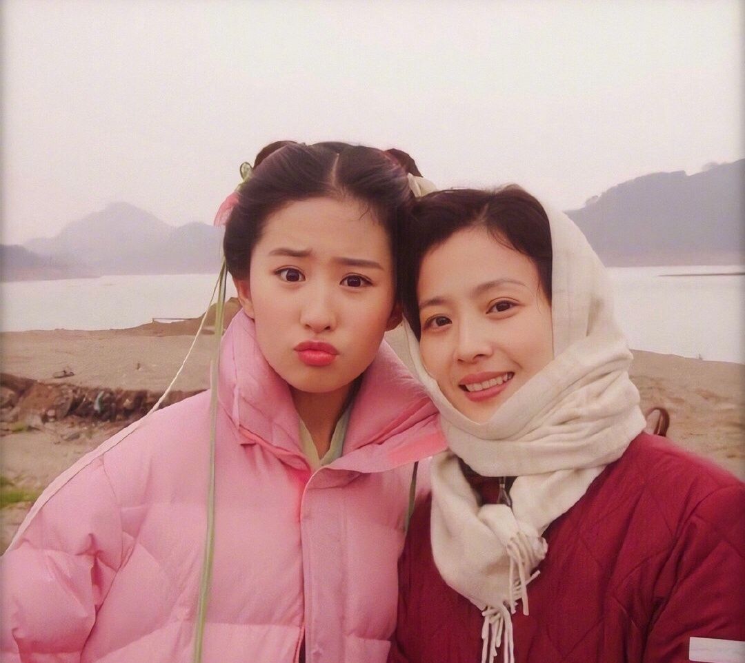 明星父母颜值有多高？胡歌爸爸绅士儒雅，赵露思爸爸酷似<a href=