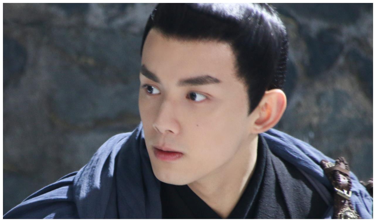 中戏《桃花扇》剧照公开,刘昊然白衣惊艳,易烊千玺一脸正气显黑