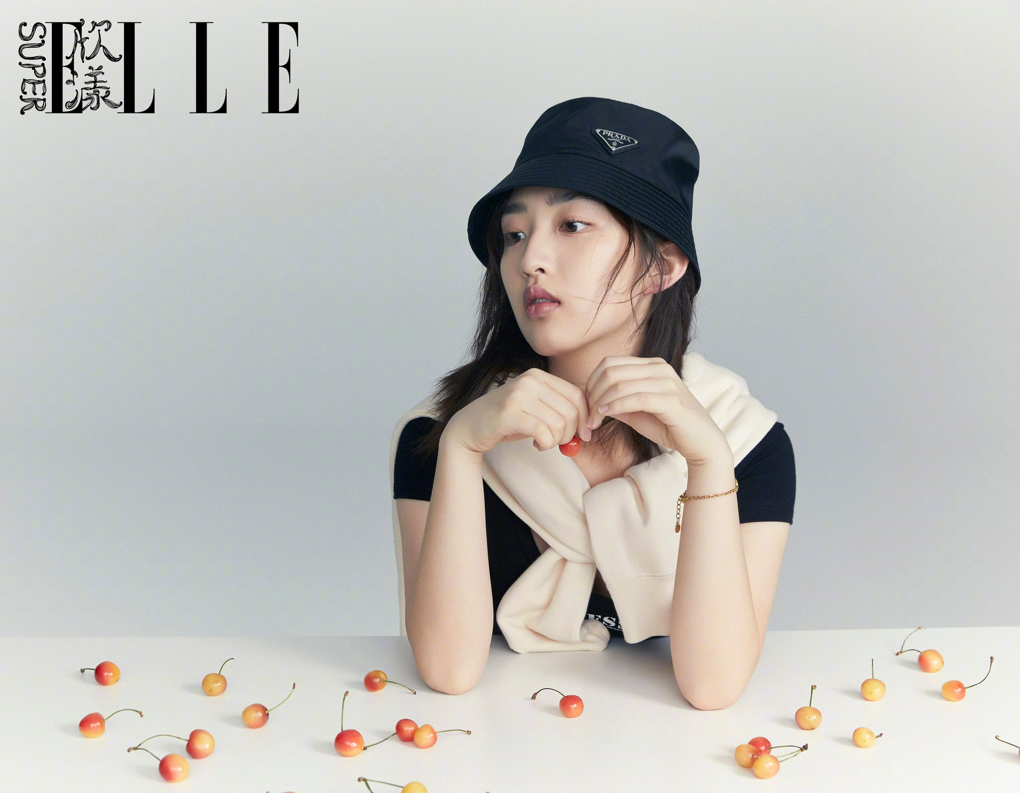 邓恩熙最新杂志大片 花果主题尽显夏日清新