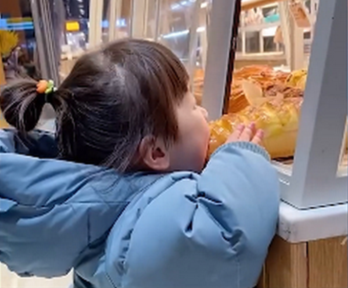 太可爱!2岁萌娃偷啃橱窗面包被发现,妈妈的做法值得点赞休闲区蓝鸢梦想 - Www.slyday.coM 太可爱!2岁萌娃偷啃橱窗面包被发现,妈妈的做法值得点赞休闲区蓝鸢梦想 - Www.slyday.coM