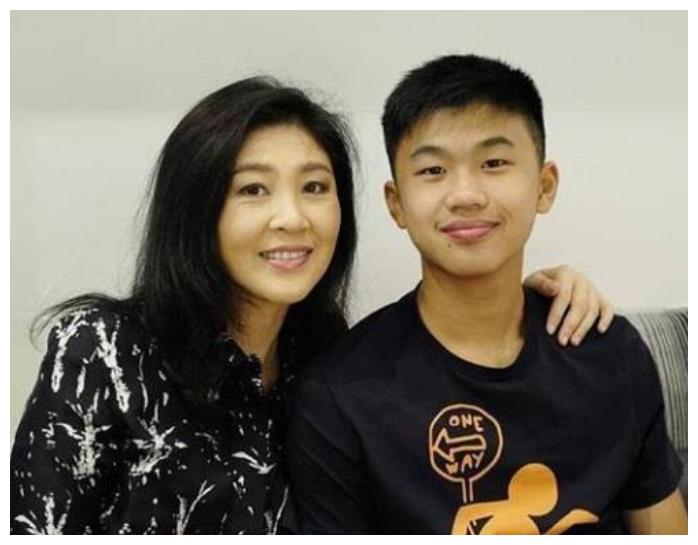 泰国前总理英拉貌美如花!儿子长相却一言难尽,16岁身高已超180