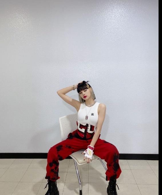 lisa的搭配真壕高跟靴配花圆包又贵又笨重