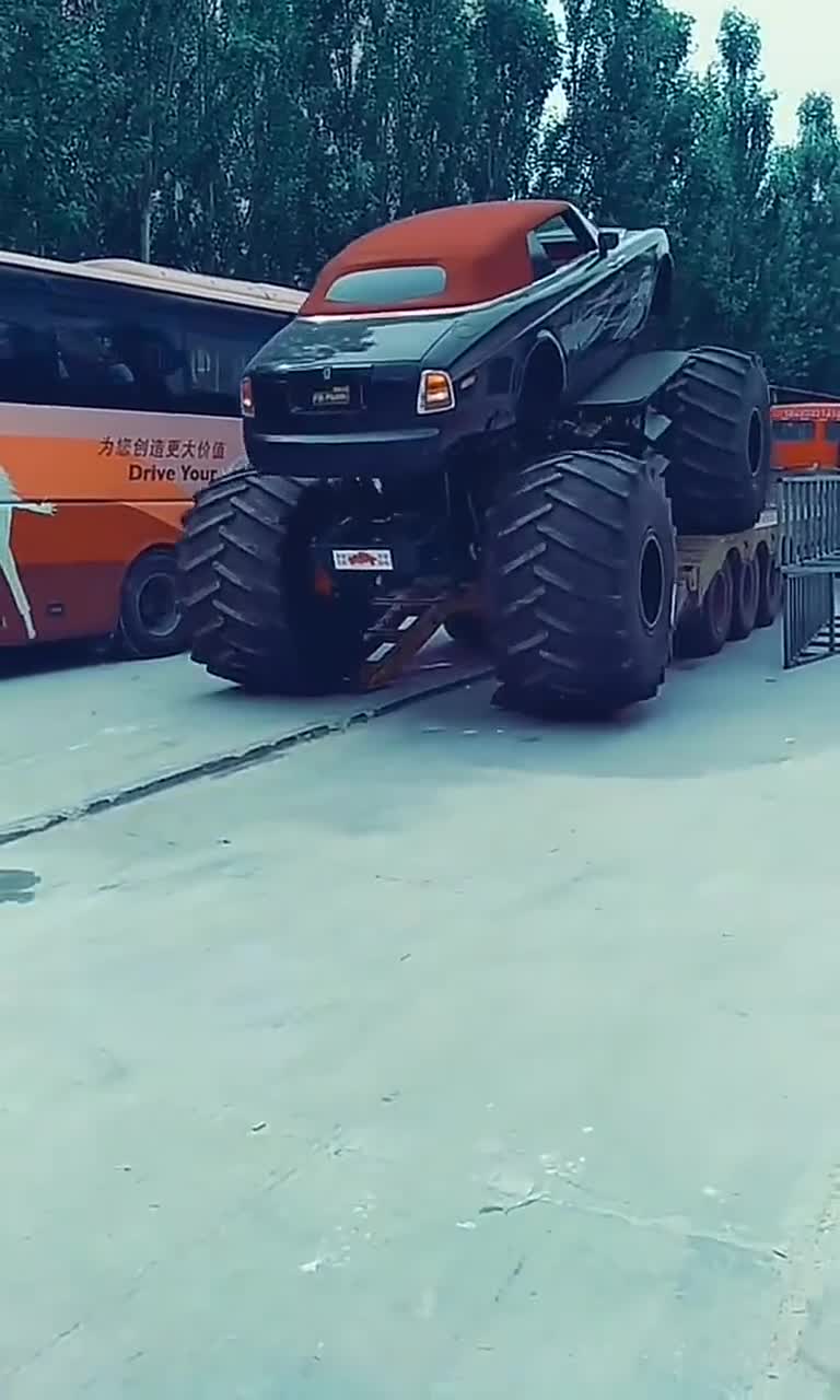 土豪定制的劳斯莱斯改装车到货了,这车也改的太搞笑了吧!