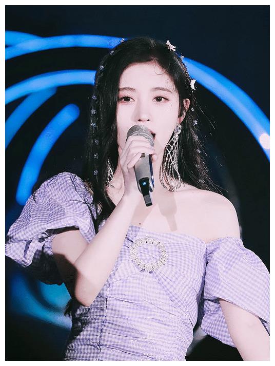 为破"垫肩"传闻?鞠婧祎特意穿无肩带礼服参加晚会,直角肩瞩目