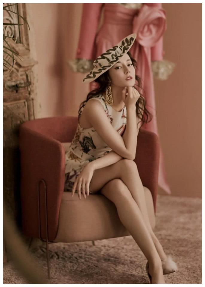 有种霸气叫迪丽热巴的坐姿可盐可甜这声仙女我先叫了