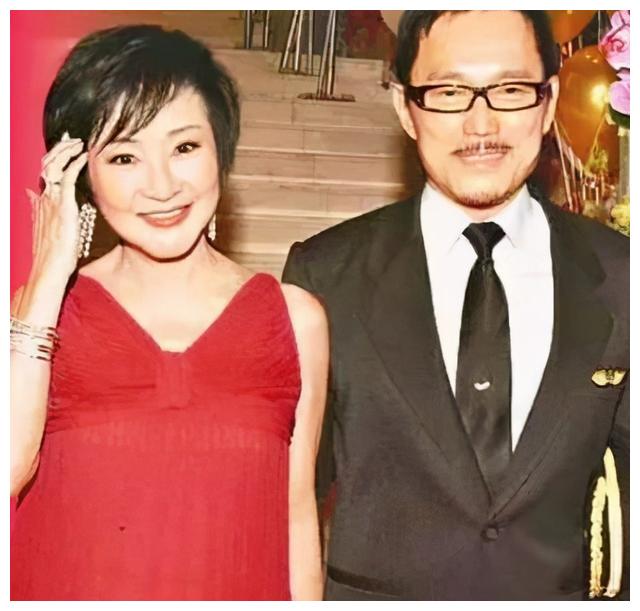 狄波拉与小11岁老公搂腰逛街,嫁对老公的她如今多幸福?