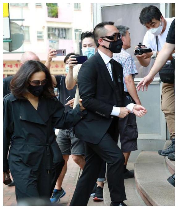 赌王被忽略的儿媳,宽松西服藏不住身材,嫁入豪门与婆婆关系微妙