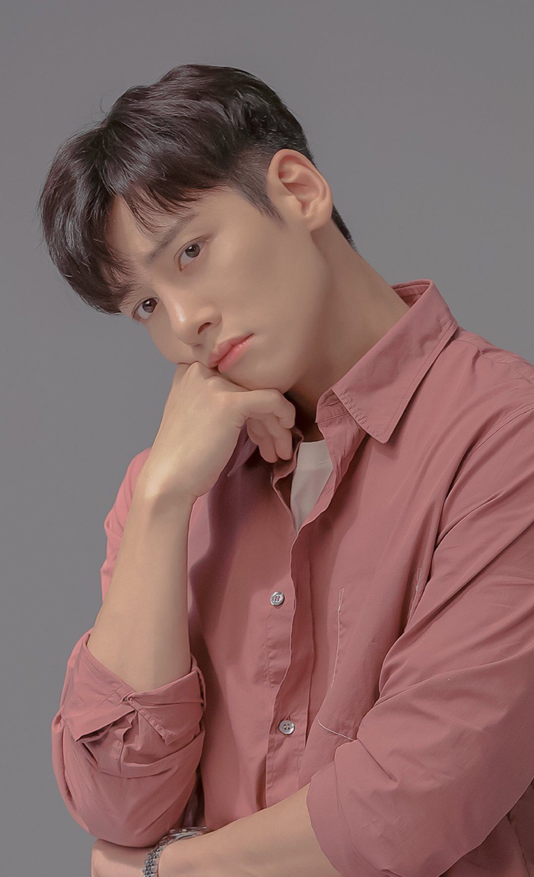 池昌旭新剧《便利店新星》待播,先来一波衬衫杀vs正装杀__财经头条