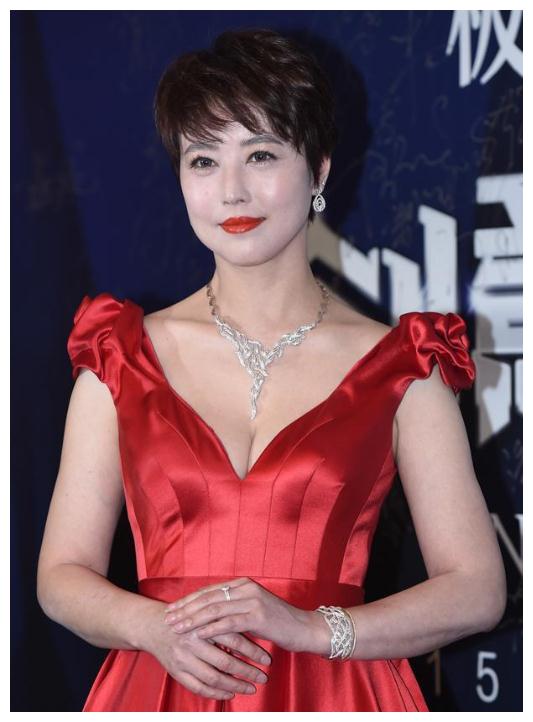 周海媚都53了还这么狂野?女人味爆棚,没生过孩子真就不一样!