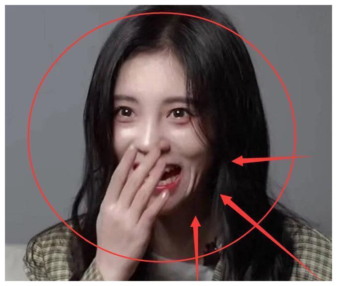 鞠婧祎大笑时被捕捉高清特写下这就是每次都捂脸的秘密