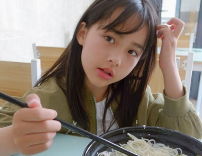 内地小童星樊雨洁,甜美可爱,长大后又是个美人坯子
