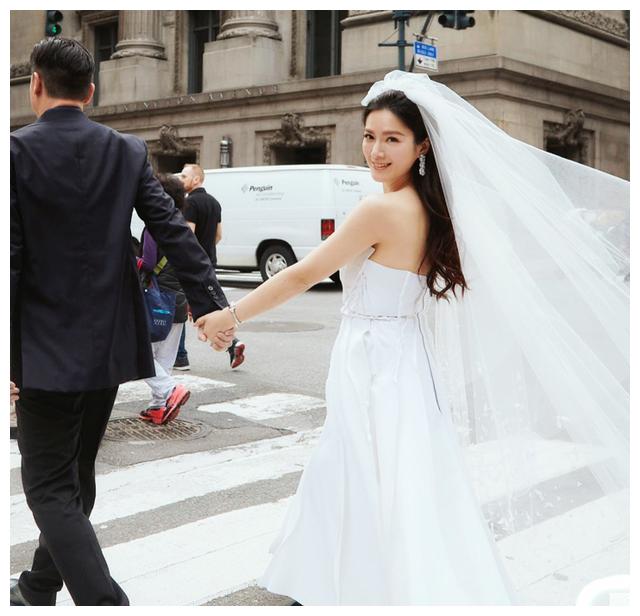 苟芸慧七夕秀恩爱,晒自己婚纱照,曾大方祝福旧爱郭富城结婚
