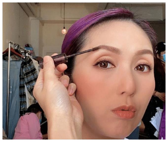 杨千嬅素颜出门买水果,身材还是那么好