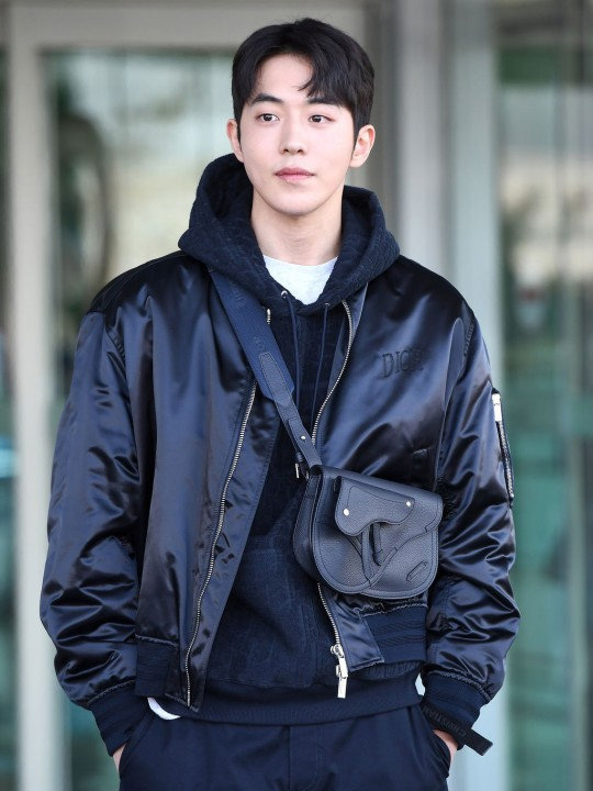 南柱赫搭配一套黑色造型身材比例优越