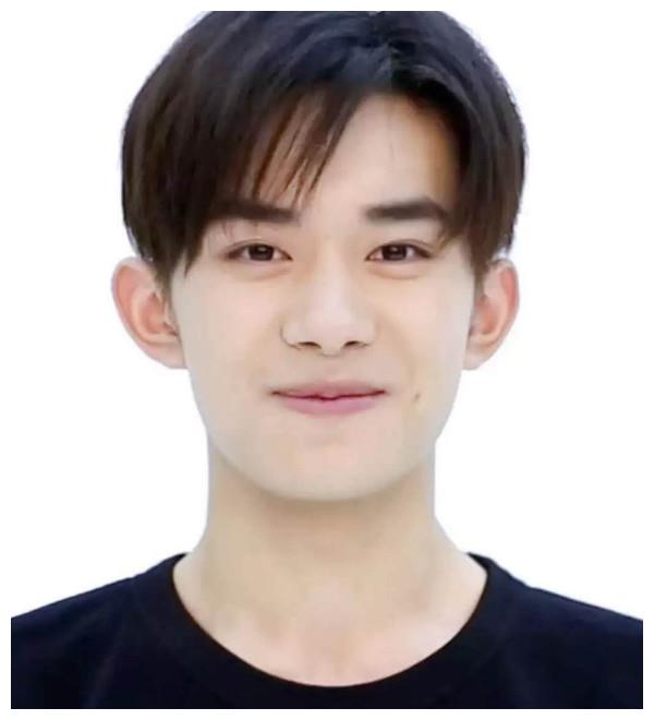 同为明星证件照:王俊凯帅气不算啥,看见杨洋:真实的心动了!