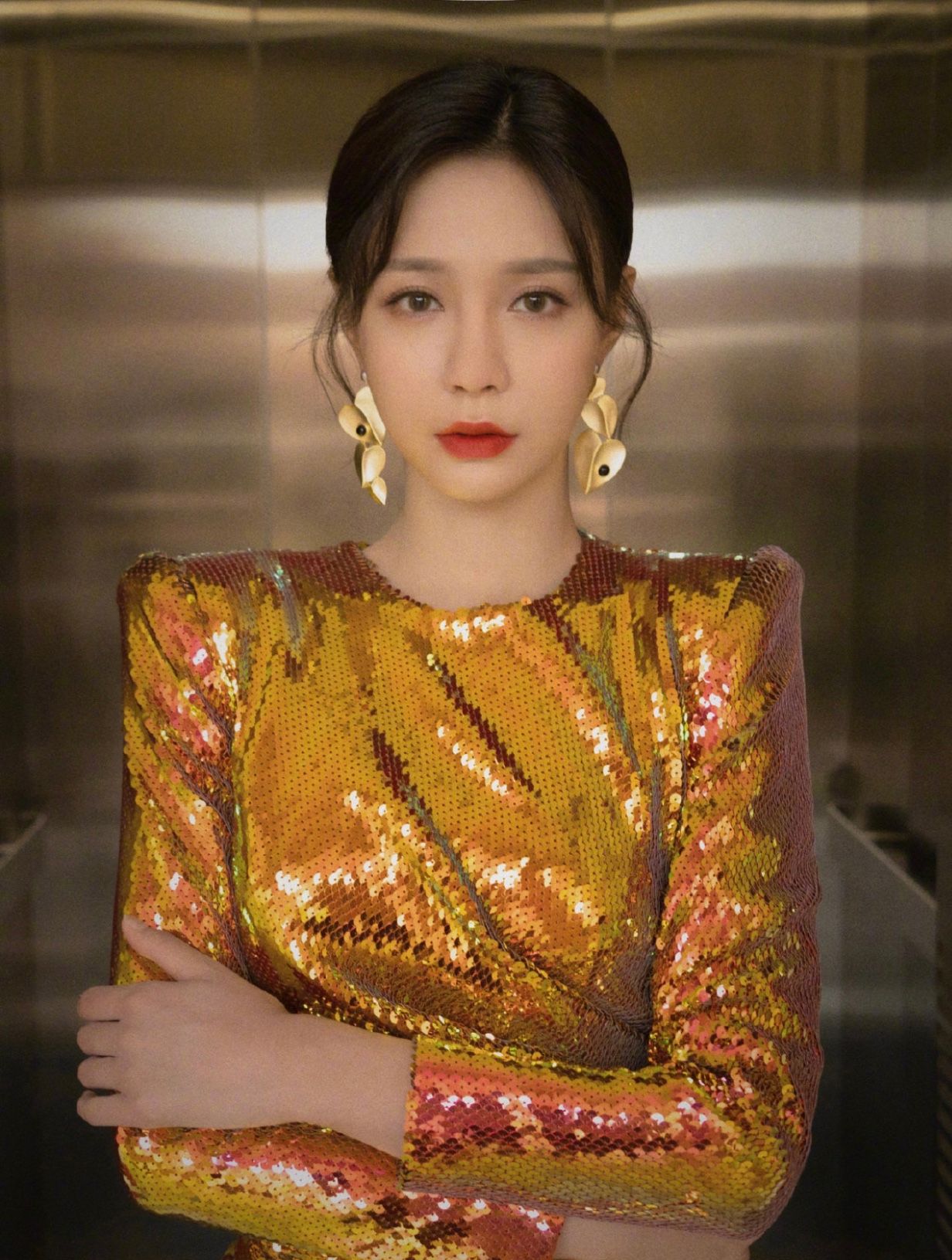 沈梦辰这套穿搭好亮眼 金光闪闪的衣服 沈梦辰这套穿搭好亮眼 金光闪闪的衣服