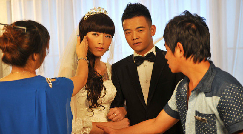 男同性恋的婚礼现场:轰动全城,两人激动拥吻