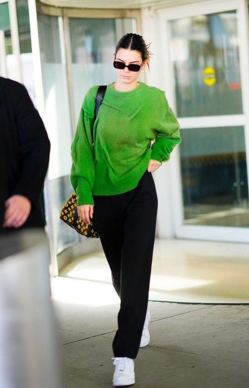 这一套就是被网友戏称为"菜青虫"的搭配,整套亮闪荧光绿色上衣加裤装