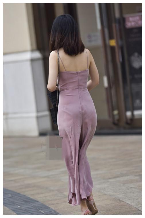 街拍夜幕下的吊带裙小姐姐!尽显清爽迷人气质