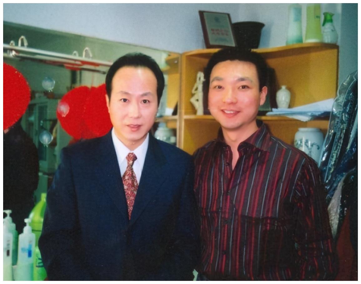 央视主持李瑞英儿子坠楼仍继续上班是六亲不认还是伟大