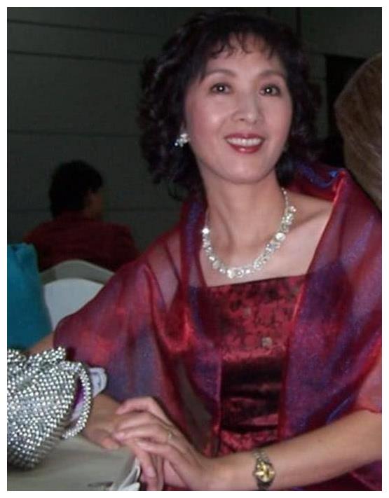 从双料影后到无戏可拍靠卖薯片为生的李秀明现状如何