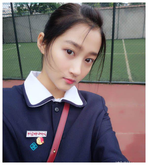 关晓彤青春校园写真高颜值配校服穿出不一样的美