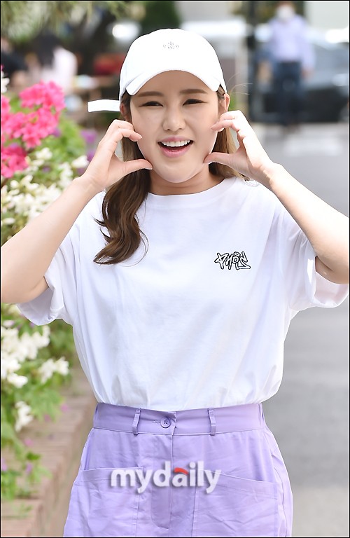 韩国女歌手宋佳人参加柳熙烈的写生簿节目拍摄