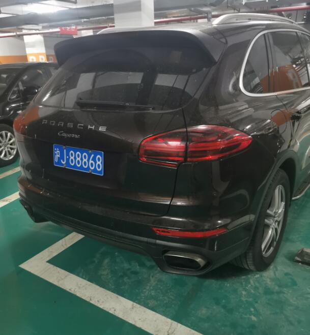南通如皋某地库实拍保时捷卡宴,车牌"88868"太壕了!