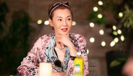 张曼玉受邀上节目短发配上碎花衬衫56岁像个韩式美女