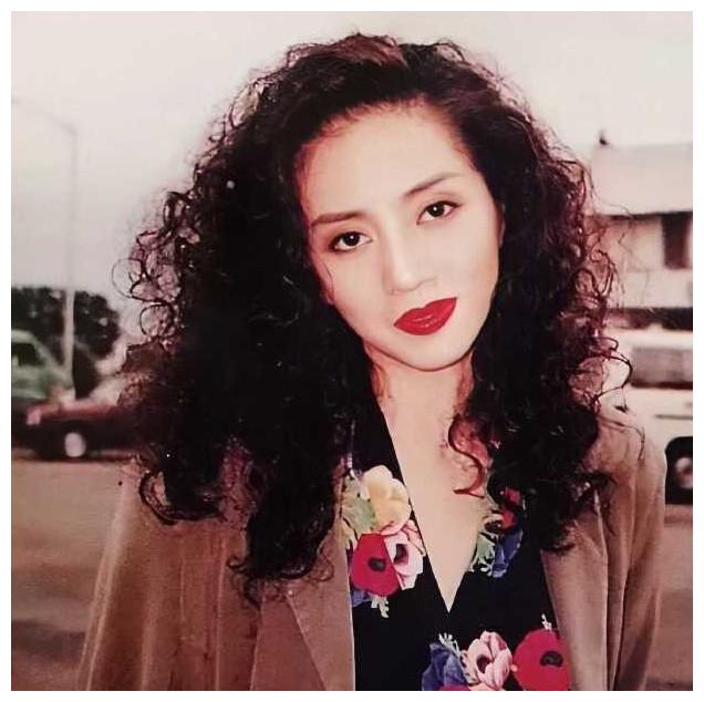 梅艳芳被母亲视作挣钱工具身体流血头发掉光仍然登台演唱