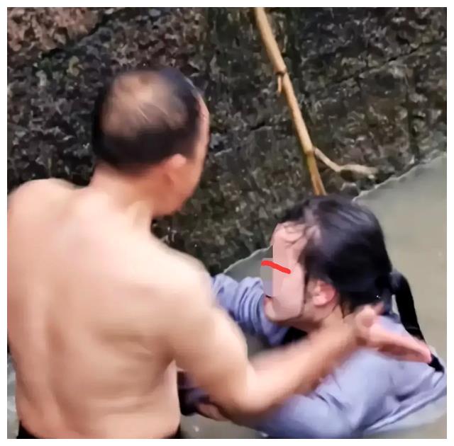 浙江一女子跳河欲轻生,大叔救助反被扇耳光,接下来场面看呆路人休闲区蓝鸢梦想 - Www.slyday.coM 浙江一女子跳河欲轻生,大叔救助反被扇耳光,接下来场面看呆路人休闲区蓝鸢梦想 - Www.slyday.coM