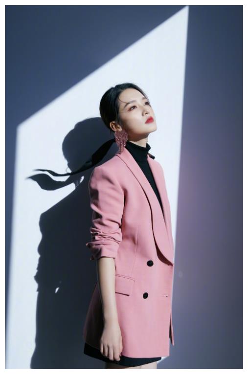 提升了视觉效果,李沁扎着中分低马尾分享尽显干练高