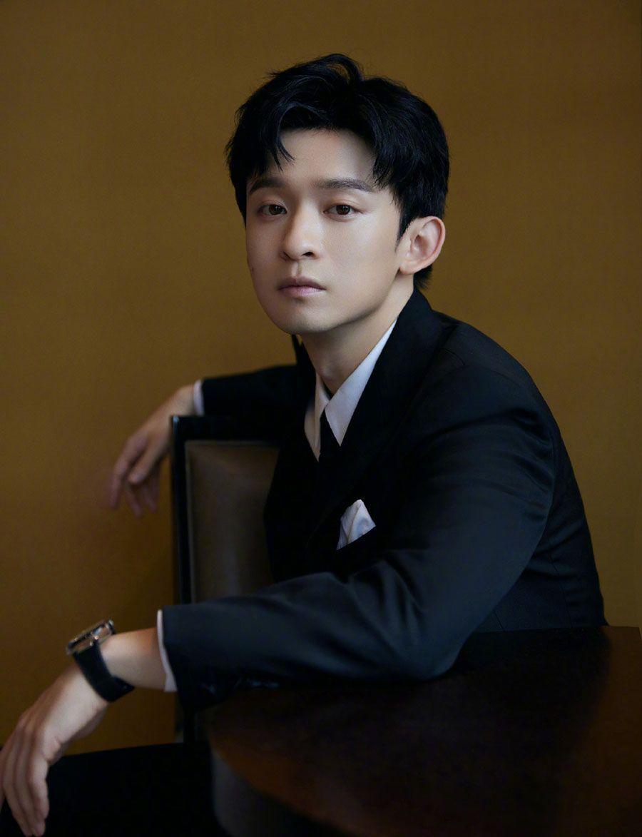 倪妮俯身整理裙摆,董子健瞟了一眼后立刻回头,已婚男人的觉悟