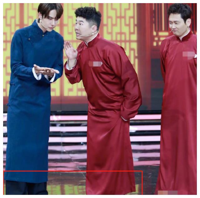 而在前段时间,王一博穿上了相声褂子,看样子是跟德云社学相声来了,而