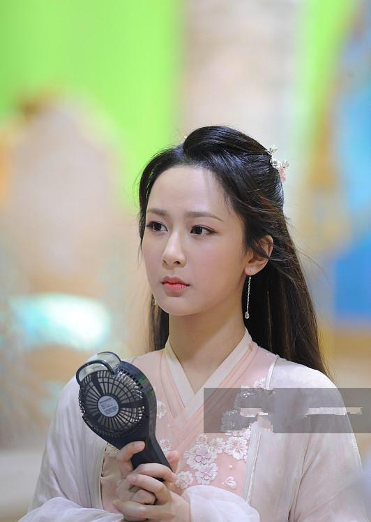 杨紫穿粉色长裙现身|《将军诺》好看|将军诺|且试天下|杨紫_新浪新闻